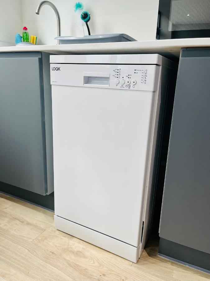 Fully Equipped One Bedroom Apartment Near Old Trafford Stadium! Манчестер Экстерьер фото
